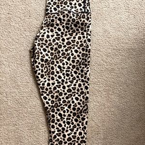 Yoga pants, leopard print